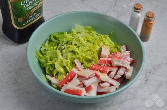 Quick salad with Peking cabbage and crab sticks: photo of recipe preparation, step 2