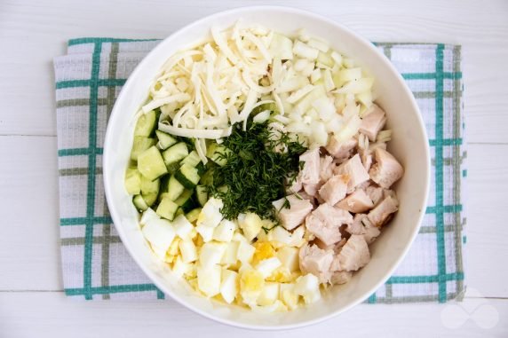 Salad with smoked chicken and fresh cucumbers: photo of recipe preparation, step 2