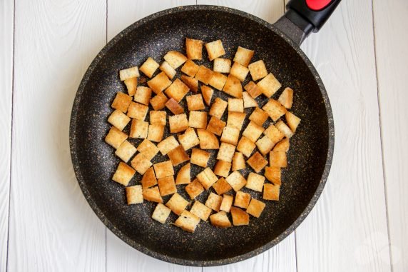 Fresh salad with beans and crackers: photo of recipe preparation, step 1