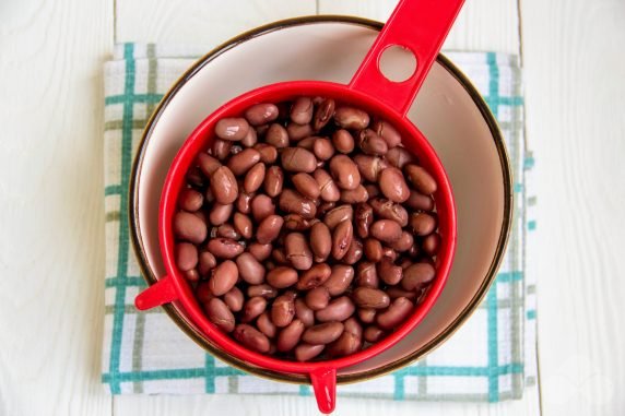 Fresh salad with beans and crackers: photo of recipe preparation, step 4