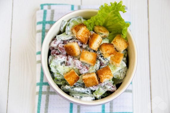 Fresh salad with beans and crackers: photo of recipe preparation, step 7