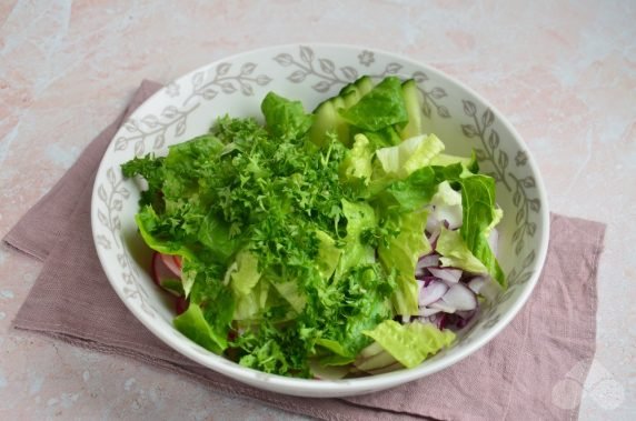 Quick salad with radishes and cucumbers: photo of recipe preparation, step 2