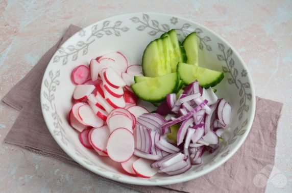 Quick salad with radishes and cucumbers: photo of recipe preparation, step 1