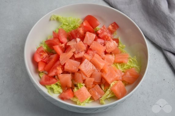 Salad with salmon, tomatoes and Peking cabbage: photo of recipe preparation, step 2