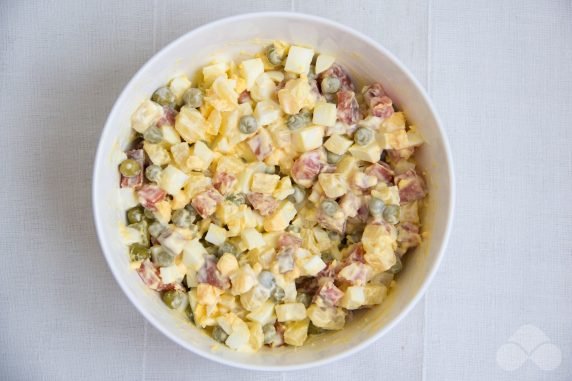 Salad with red fish, eggs, pineapple and green peas: photo of recipe preparation, step 4