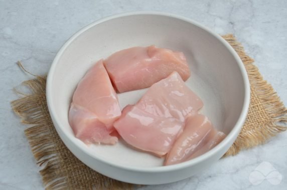 Salad of Peking cabbage, chicken and cherry tomatoes: photo of recipe preparation, step 1