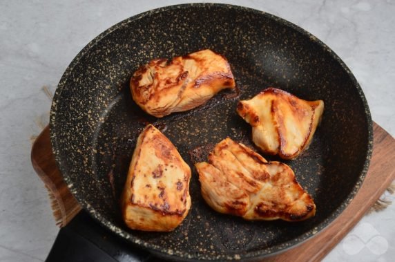 Salad of Peking cabbage, chicken and cherry tomatoes: photo of recipe preparation, step 5