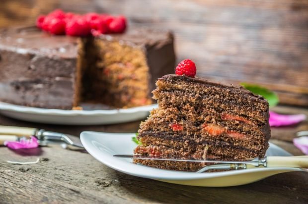 Chocolate honey cake with raspberries – a simple and delicious recipe, how to cook step by step