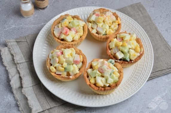 Crab salad in tartlets: photo of recipe preparation, step 3