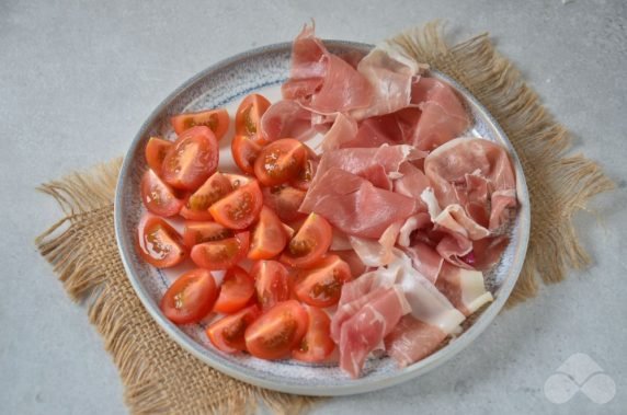 Salad with jamon and mushrooms: photo of recipe preparation, step 2