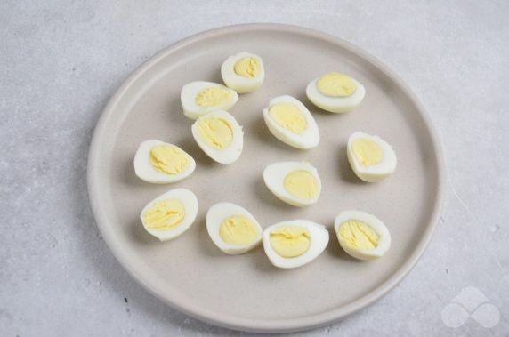 Salad with vegetables, chicken and quail eggs: photo of recipe preparation, step 2