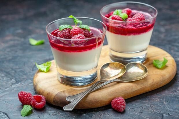 Vanilla panna cotta with raspberries is a simple and delicious recipe, how to cook step by step