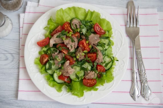 Vegetable salad with cod liver: photo of recipe preparation, step 3