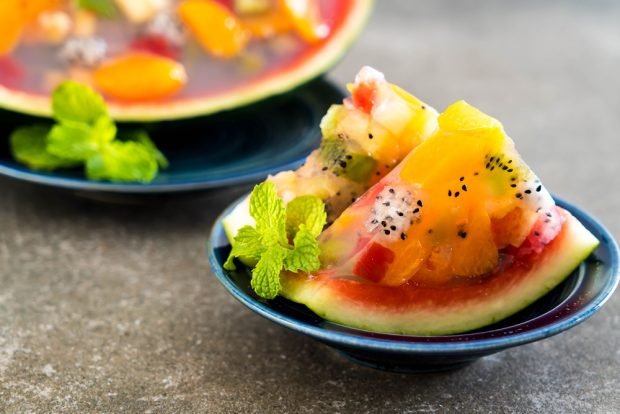 Fruit jelly in watermelon is a simple and delicious recipe, how to cook step by step