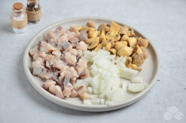 Lazy herring under a fur coat with champignons: photo of recipe preparation, step 1