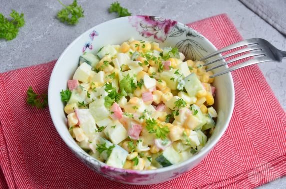 Russian crab salad with parsley: photo of recipe preparation, step 4