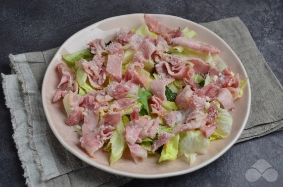 Caesar salad with bacon: photo of recipe preparation, step 2