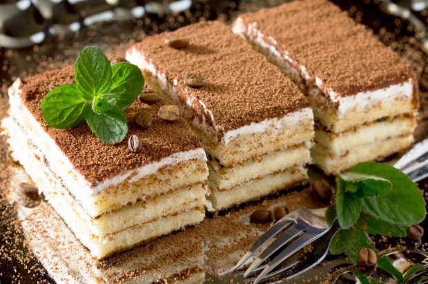 Tiramisu from sponge cakes – a simple and delicious recipe, how to cook step by step