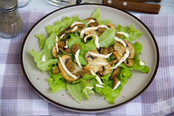 Vegetarian Caesar salad with mushrooms: photo of recipe preparation, step 3