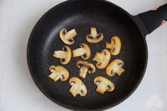 Vegetarian Caesar salad with mushrooms: photo of recipe preparation, step 2