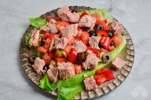 Italian salad with tuna, olives and olives: photo of recipe preparation, step 2