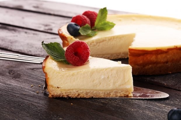 Cheesecake from cottage cheese and cookies is a simple and delicious recipe, how to cook step by step