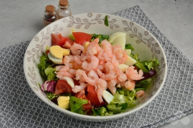 Vegetable salad with eggs and shrimp: photo of recipe preparation, step 4