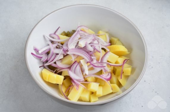 Salad with potatoes, pickles and onions: photo of recipe preparation, step 3