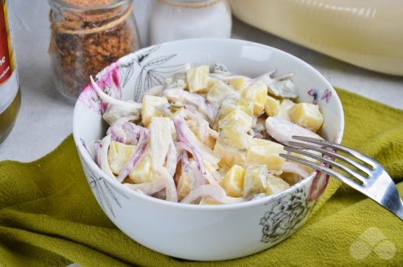 Salad with potatoes, pickles and onions: photo of recipe preparation, step 4