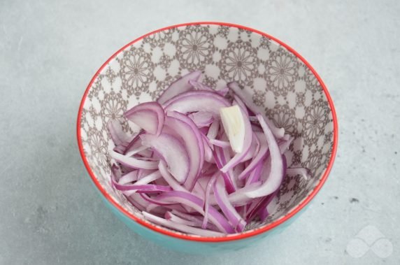 Salad with potatoes, pickles and onions: photo of recipe preparation, step 2