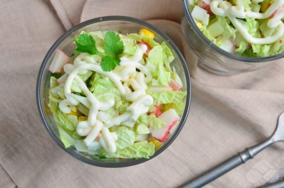 Cocktail salad with crab sticks and Peking cabbage: photo of recipe preparation, step 3