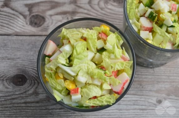 Cocktail salad with crab sticks and Peking cabbage: photo of recipe preparation, step 2