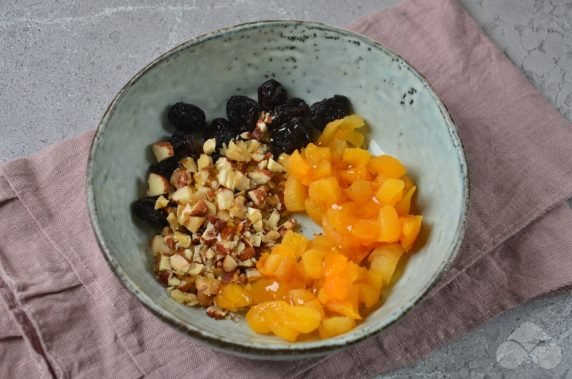 Baked apples with dried fruits: photo of recipe preparation, step 2