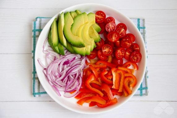 Salad with fried tofu and vegetables: photo of recipe preparation, step 2