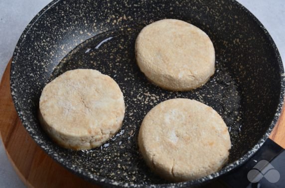 Lush cheesecakes on rice flour: photo of recipe preparation, step 6