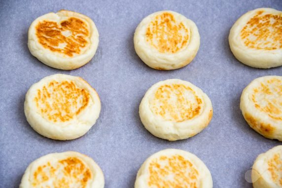 Cheesecakes with coconut flour in the oven: photo of recipe preparation, step 4