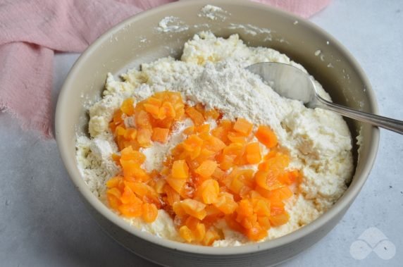 Cheesecakes with dried apricots: photo of recipe preparation, step 5