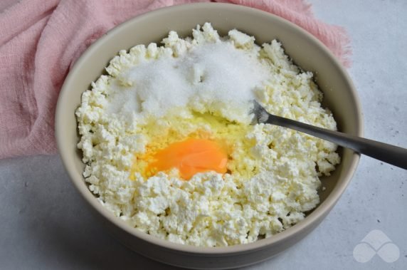 Cheesecakes with dried apricots: photo of recipe preparation, step 2