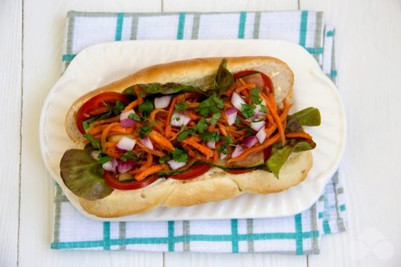 Hot dogs with sausages, vegetables and Korean carrots: photo of recipe preparation, step 6