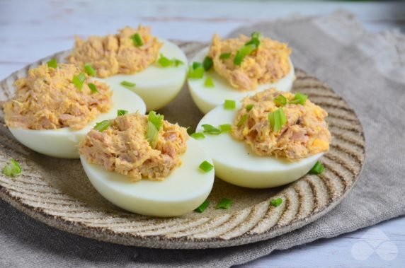 Stuffed eggs with tuna: photo of recipe preparation, step 5