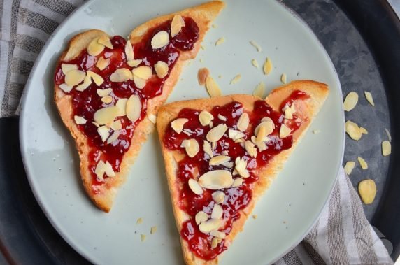 Sandwiches with peanut paste, jam and almond flakes: photo of recipe preparation, step 3