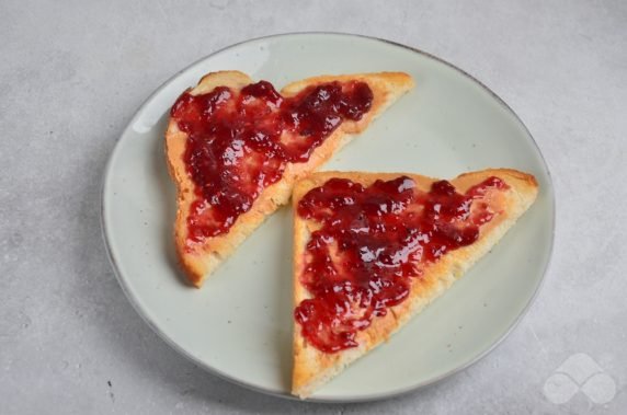 Sandwiches with peanut paste, jam and almond flakes: photo of recipe preparation, step 2