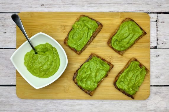 Avocado toast: photo of recipe preparation, step 4