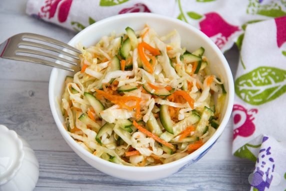 Spicy salad of cucumbers, cabbage and Korean carrots: photo of recipe preparation, step 5