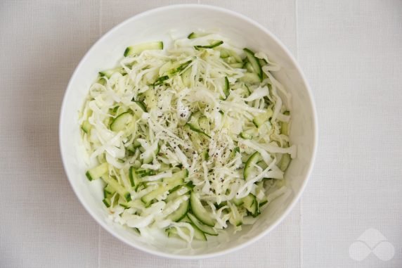 Spicy salad of cucumbers, cabbage and Korean carrots: photo of recipe preparation, step 4