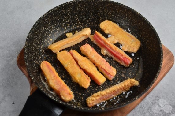 Fried crab sticks with paprika: photo of recipe preparation, step 4