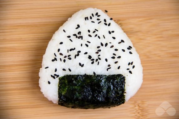 Onigiri with crab sticks: photo of recipe preparation, step 6