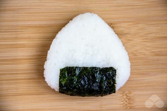 Onigiri with crab sticks: photo of recipe preparation, step 5