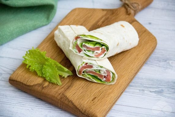 Lavash roll with red fish and lettuce: photo of recipe preparation, step 4