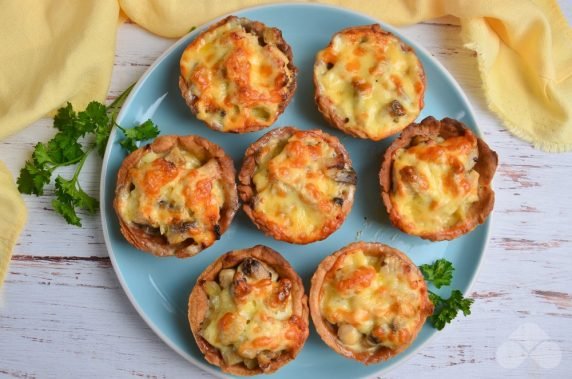 Baked tartlets with chicken, mushrooms and cheese: photo of recipe preparation, step 5